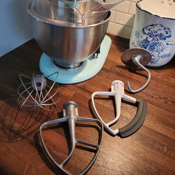 Kitchen Aid 4.5 Quarts Stand Mixer with Attachments - Picture 6 of 9